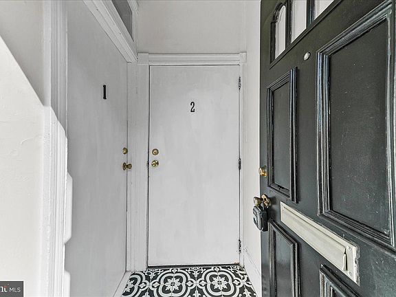 5th image of 3654 Calumet St