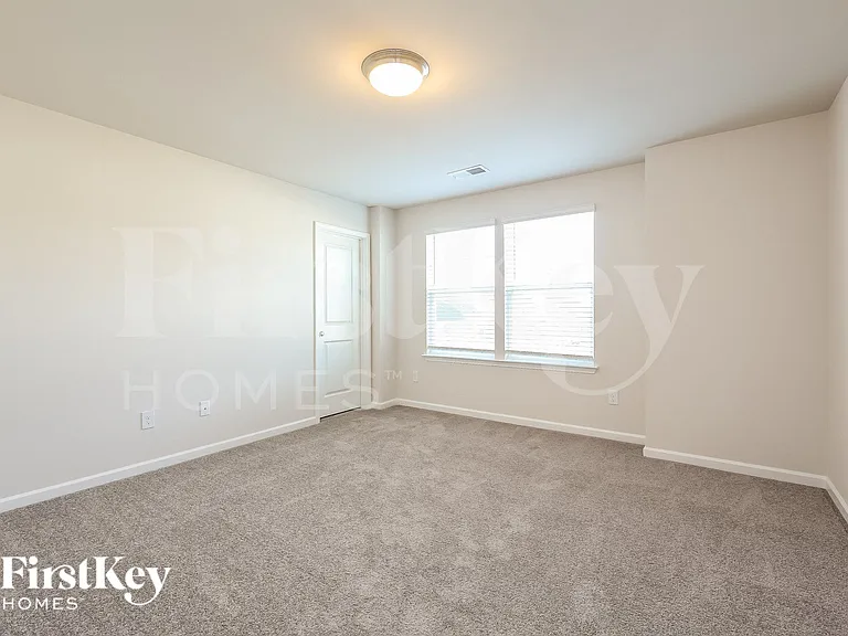 558 Hillpark Ln — Photo 11