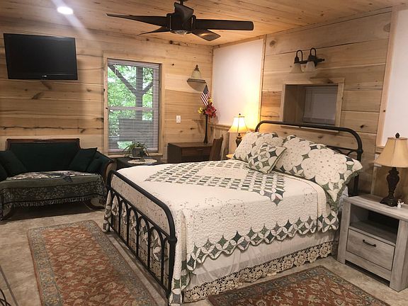 Queen bed with couch and TV, desk with Wifi