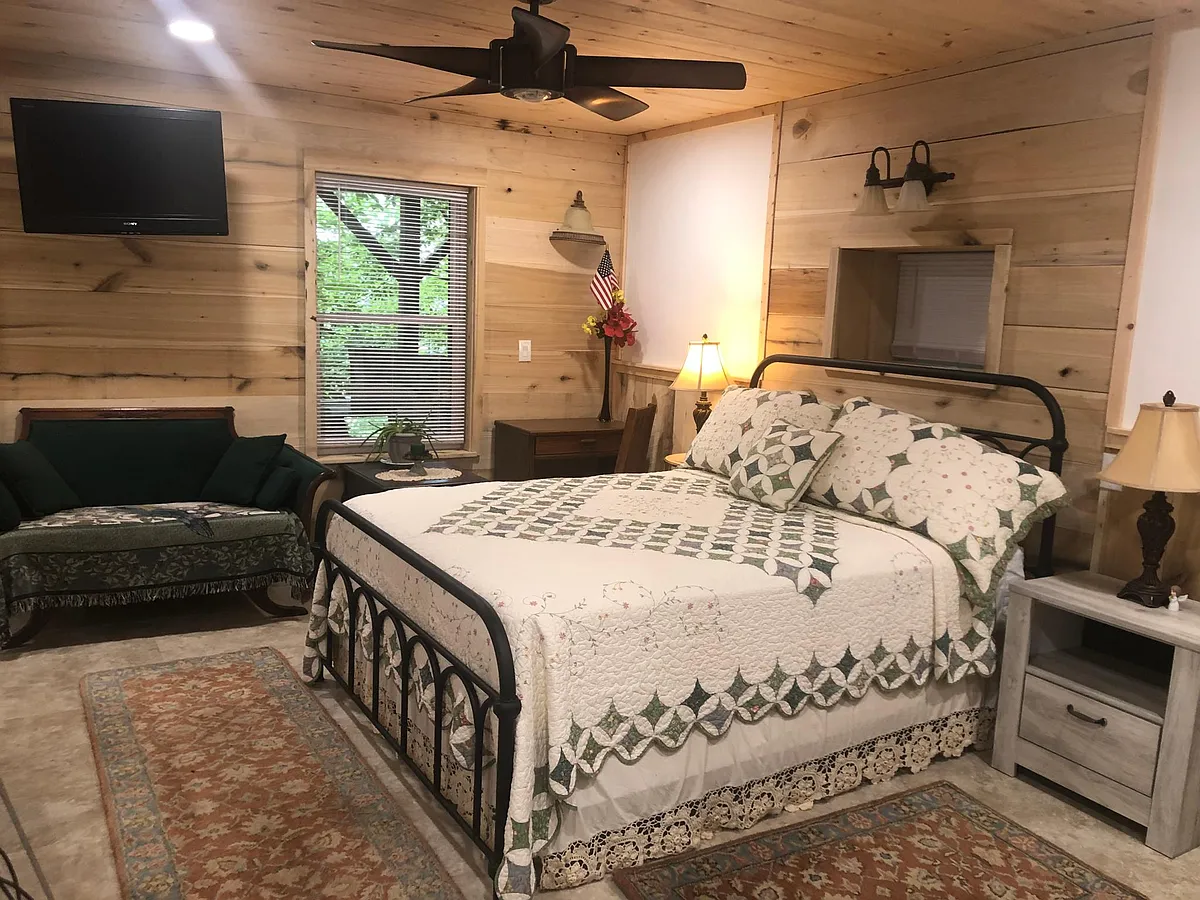 Queen bed with couch and TV, desk with Wifi - Gunsight Gap Rd