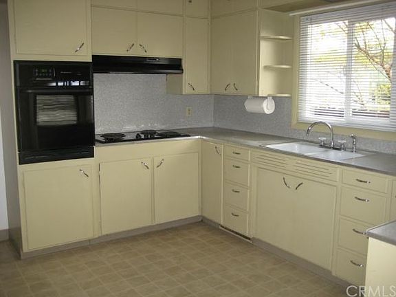 Kitchen - electric stove top and separate electric oven.  Linoleum flooring