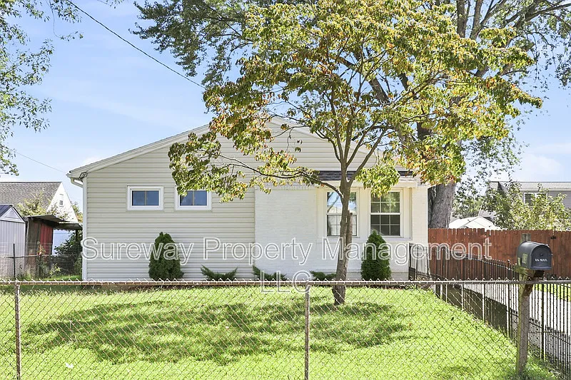 3 bed, 1.0 bath, 955 sqft, $2,550 — Photo 1