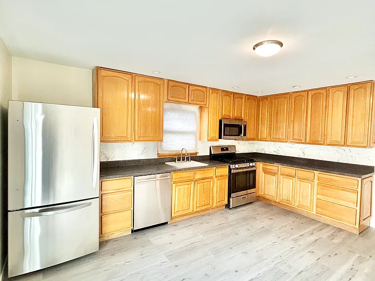 164 Rossiter Ave #1 — Photo 10