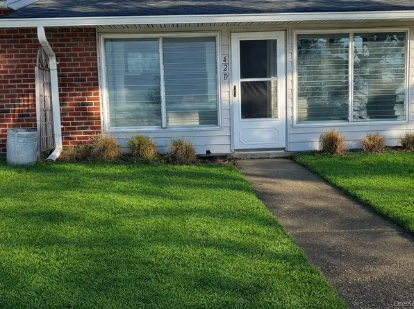 42 Trent Ct Unit D, Ridge, NY 11961