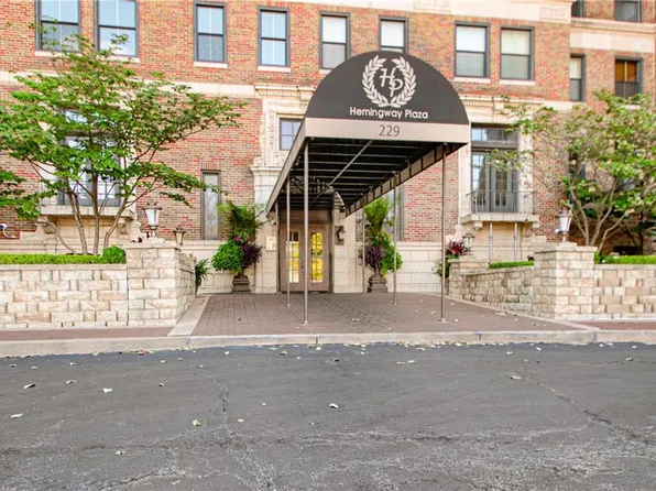 229 Ward Pkwy APT 401B, Kansas City, MO 64112
