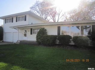 1318 11th St, Silvis, IL 61282