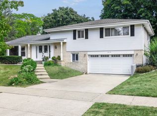 1939 Clover Rd, Northbrook, IL 60062