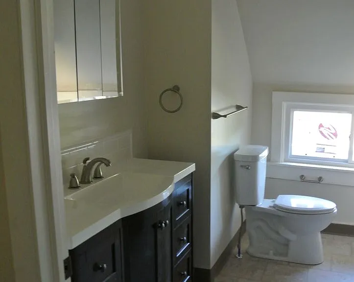 One and Two Bedroom Apartment Building — Photo 11