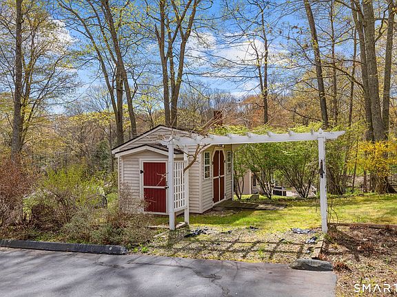 4th image of 74 Taft Pond Road
