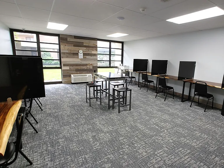 Center Square Apartments — Photo 15