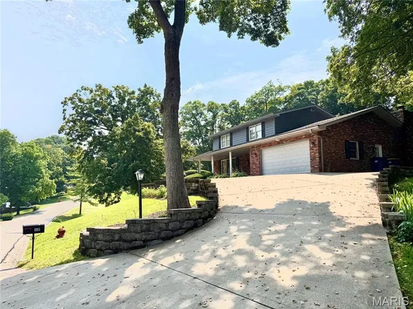 12 Chaparral Ln, Glen Carbon, IL 62034
