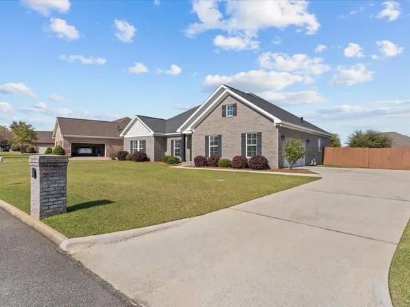 107 Highland Dr, Headland, AL 36345