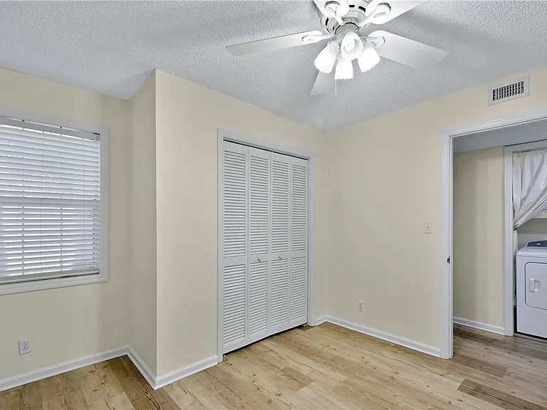 907 E Island Square Dr — Photo 10