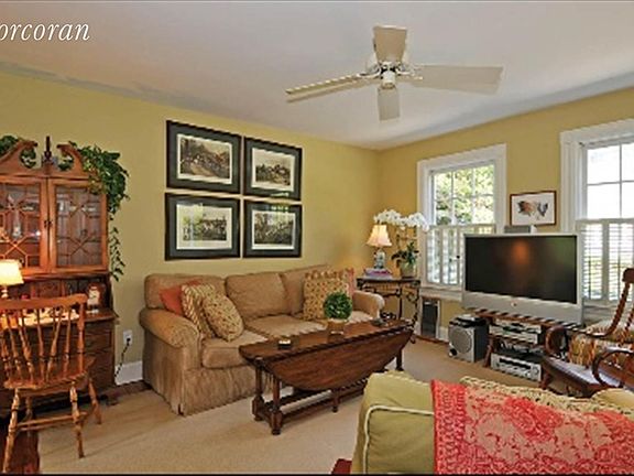 4th image of 162 Newtown Ln
