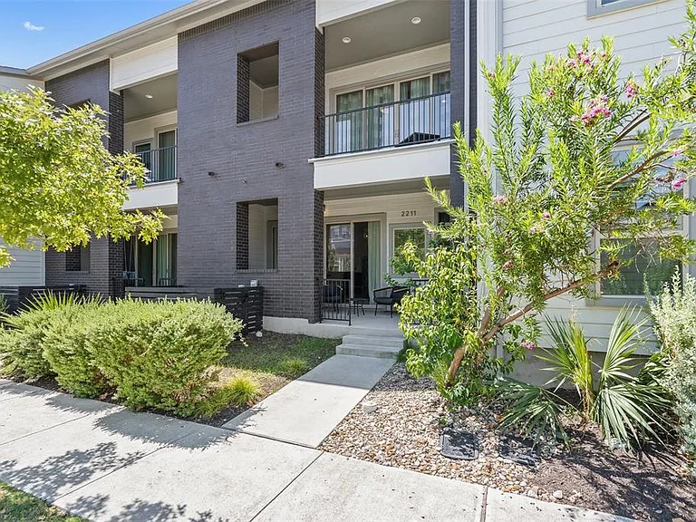 2211 Robert Browning St — Photo 3