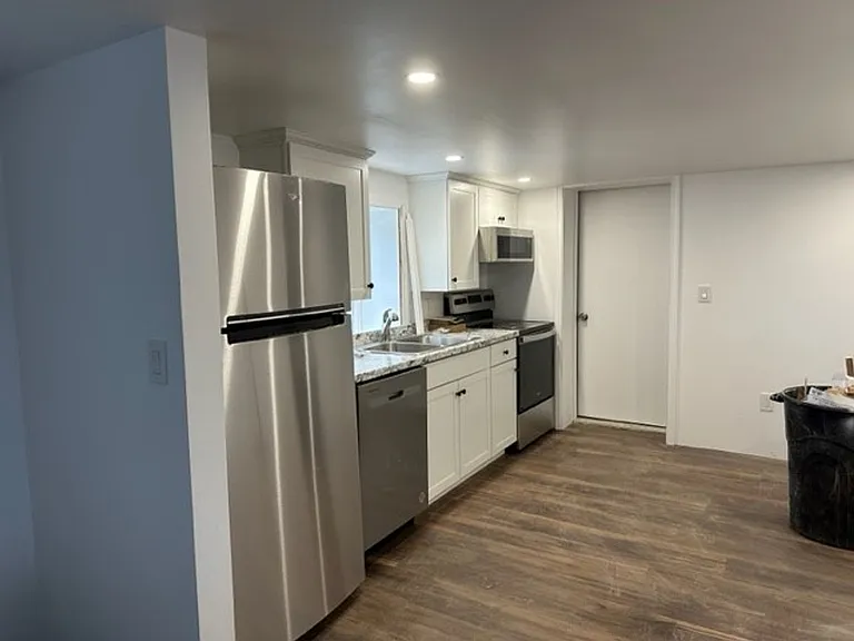 129 E Market St — Photo 1