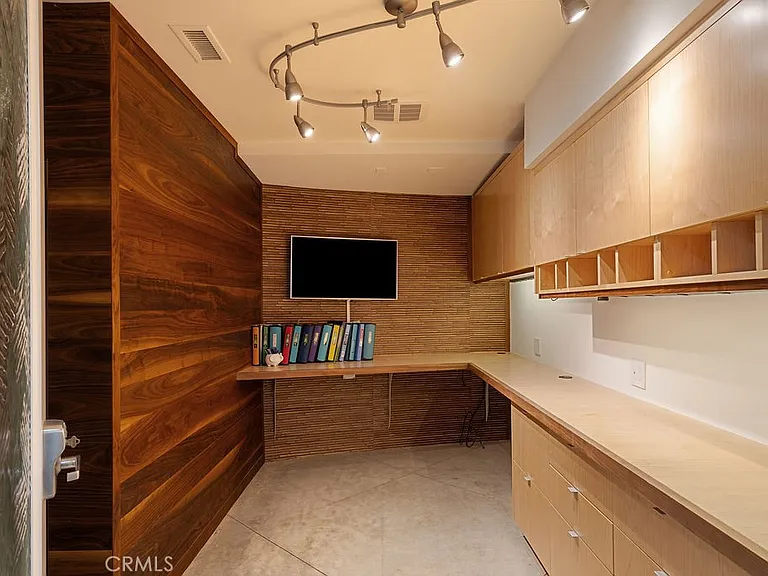 920 Skyline Dr — Photo 45