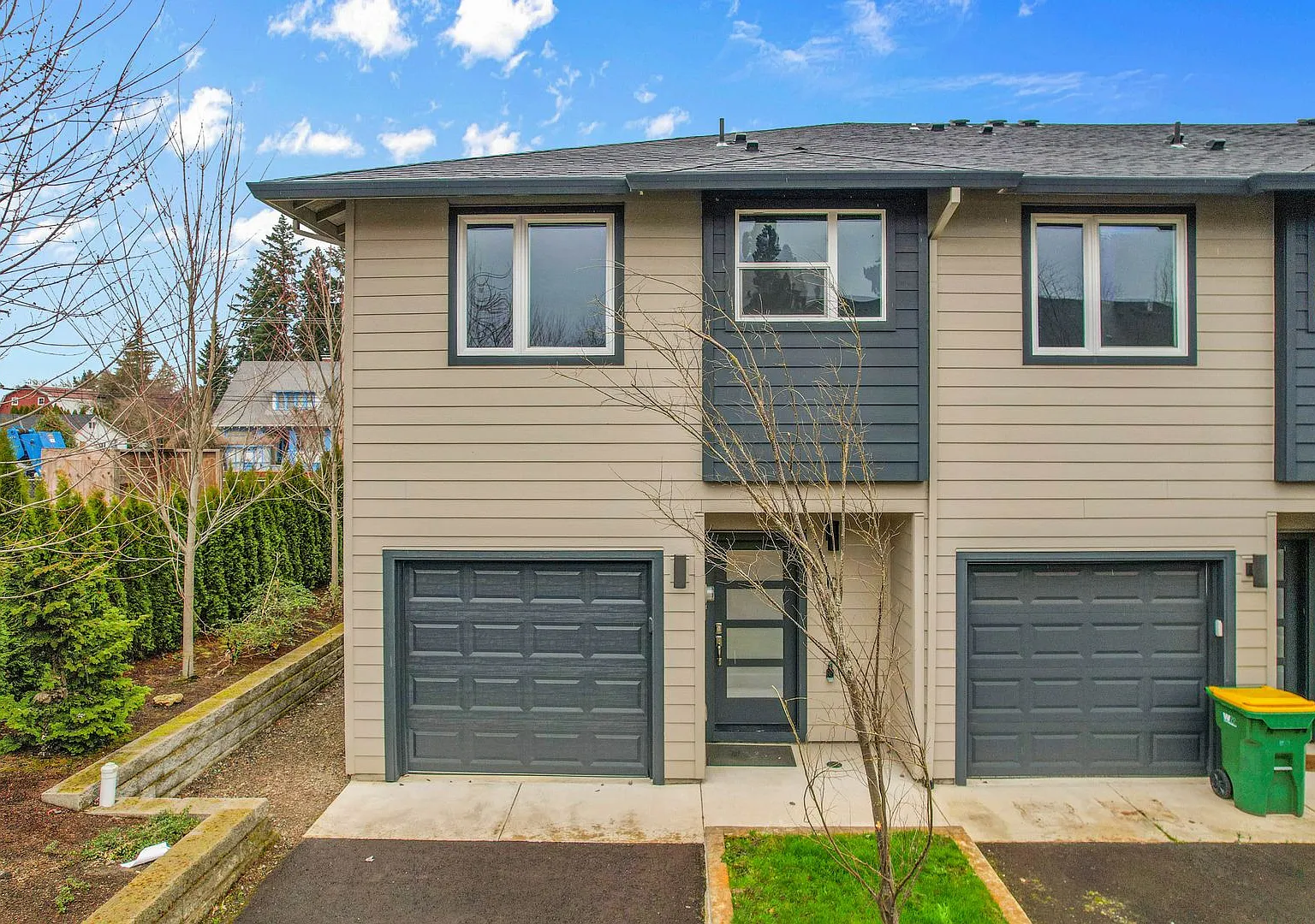Modern 3 Bedroom End-Unit Townhouse with Stainless Steel Kitchen, Attached Garage & Patio — Photo 2
