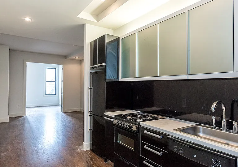 179 Maujer St #3L — Photo 10
