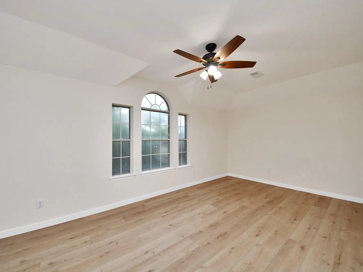 4 bed, 3.0 bath, 2858 sqft, $2,700 — Photo 2