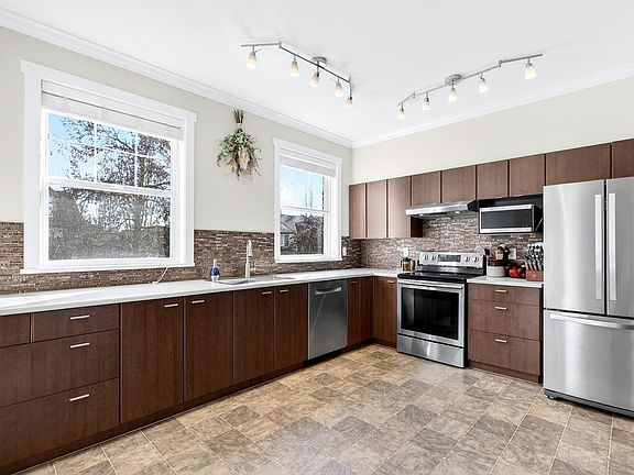 5th image of 11067 Barnston View Rd #35