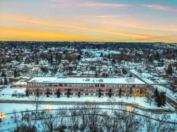 543 Timothy St #106, Newmarket, ON L3Y 1R1