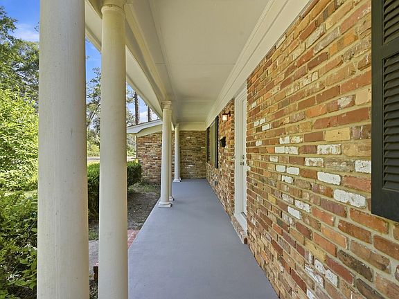 4th image of 704 Hillcrest St