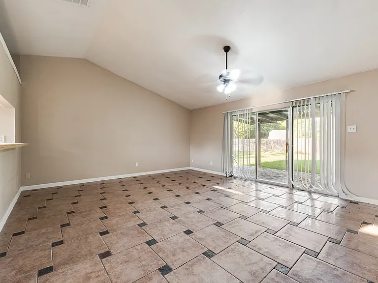 7204 Shadow Bend Dr — Photo 13
