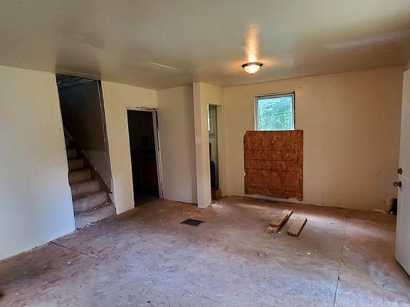 3rd image of 739 McCourtie St
