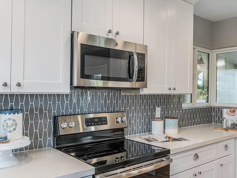 2201 E Fairmount Ave — Photo 17
