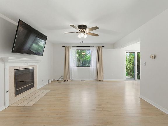 5th image of 930 Autumn Ln