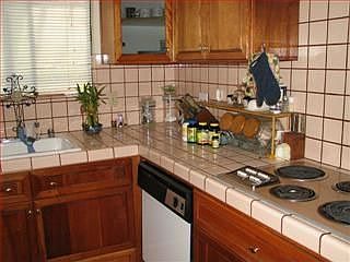 Cute Kitchen in Rear Unit
