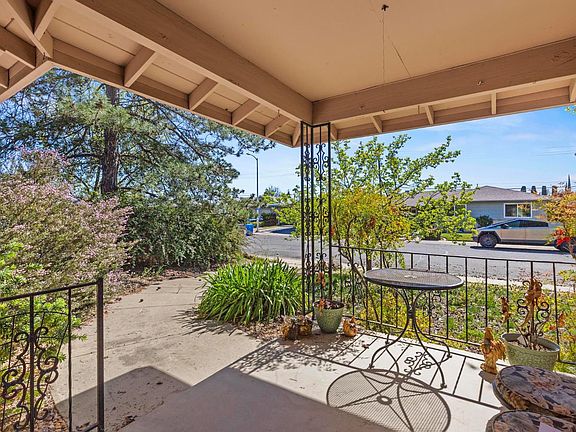 4th image of 1581 Valley View Dr