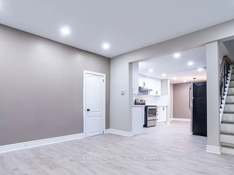 123 Charles St E — Photo 2