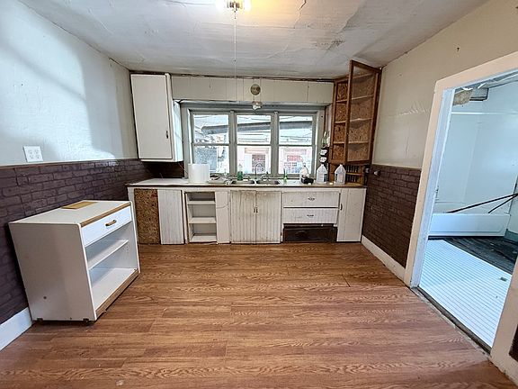 4th image of 111 High St