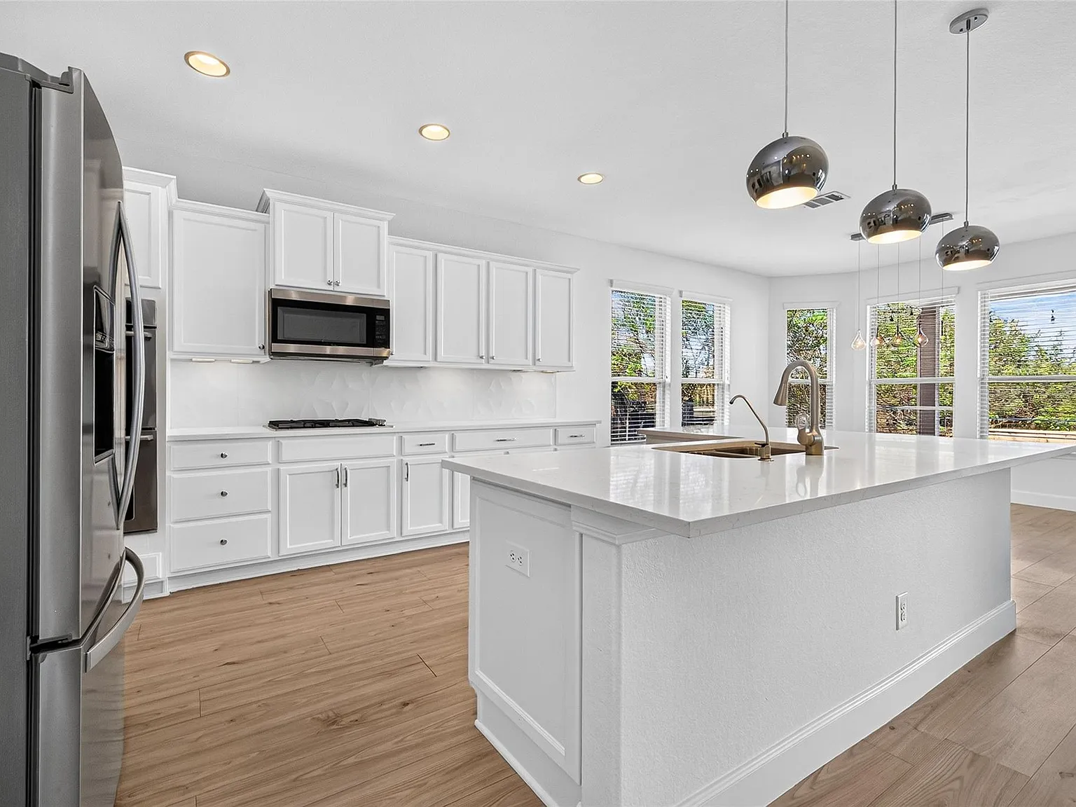 4 bed, 3.5 bath, 3411 sqft, $4,100 — Photo 3