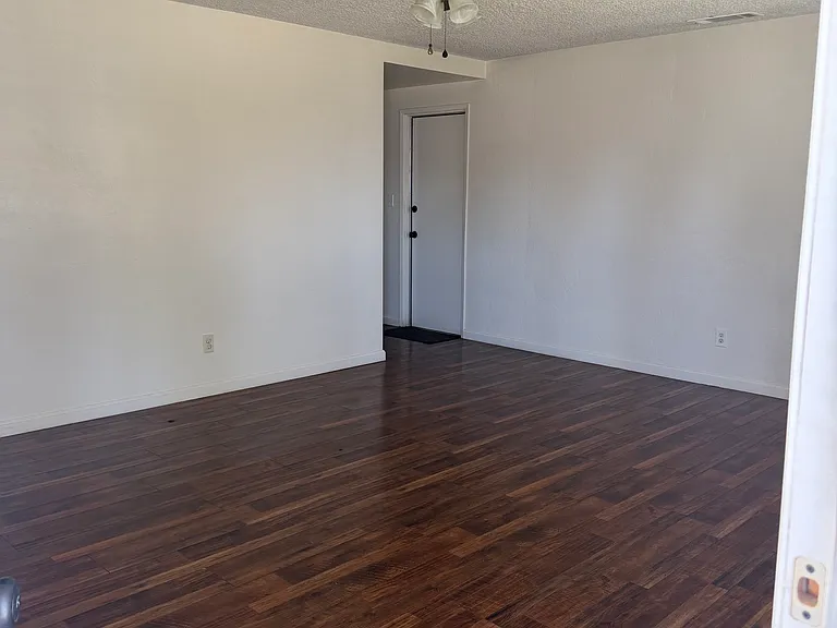 908 S Latimer St — Photo 2