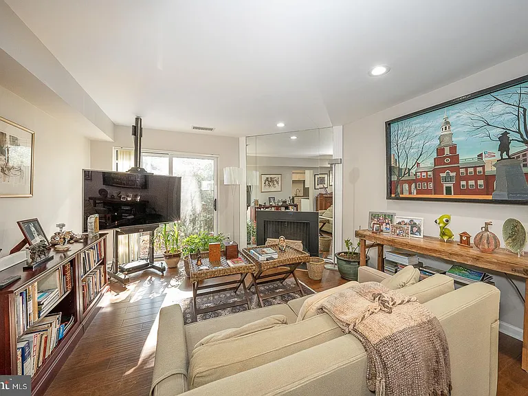 1710 Oakwood Ter #B — Photo 3
