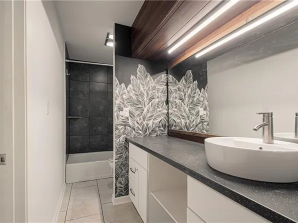 4524 Holly St APT 22, Kansas City, MO 64111