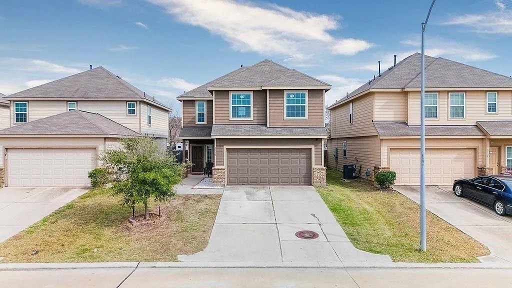 4 bed, 2.5 bath, 2026 sqft, $2,295 — Photo 1
