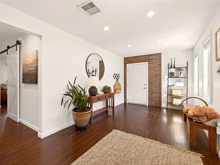 330 Kilbourn Rd — Photo 15