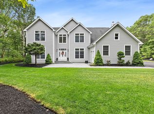 7 Bayview Ter, Hampton Bays, NY 11946