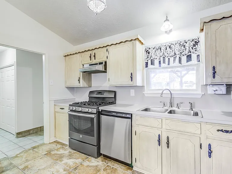 3811 Bennett Dr — Photo 10