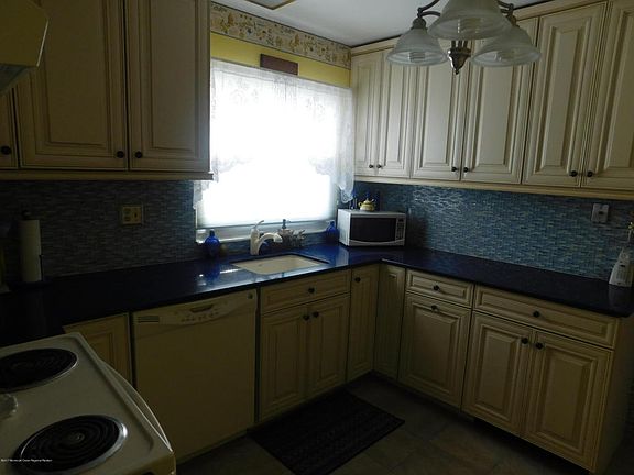 3rd image of 597B Devonshire Ln #B