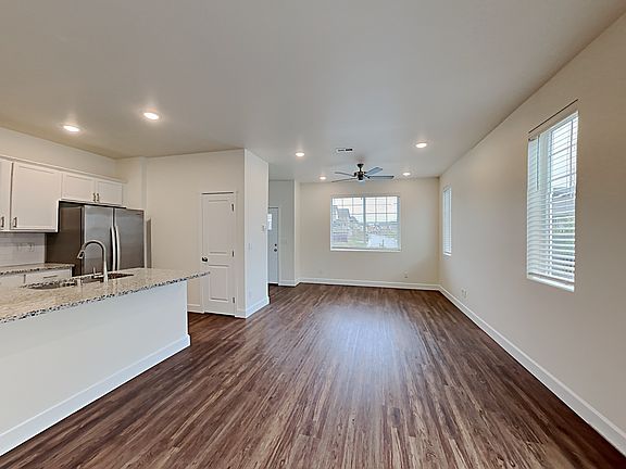 3rd image of 23289 Dogwood St