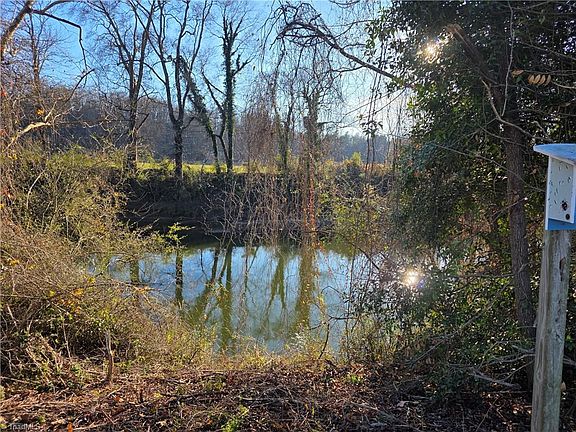 5th image of Willow Ln