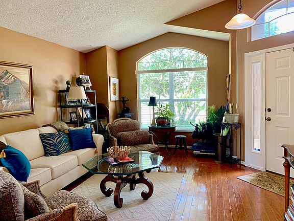 3rd image of 457 Winding Hollow Ave