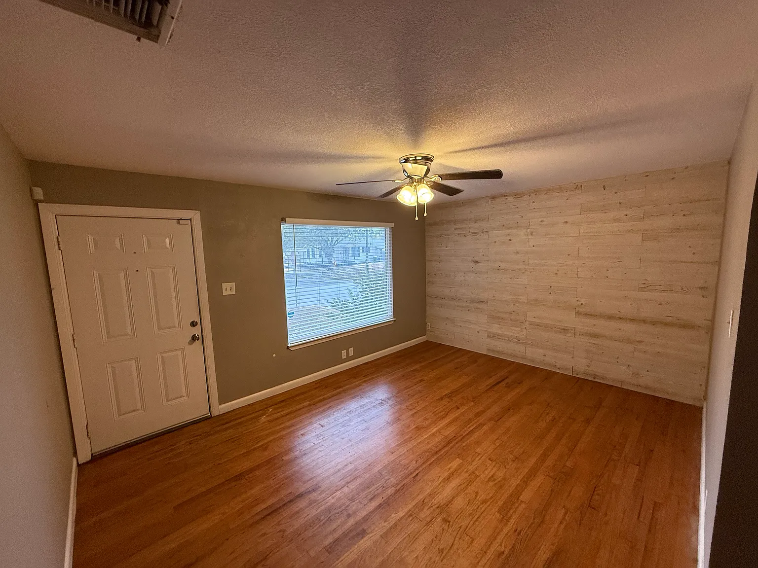 3 bed, 1300 sqft, $1,400 — Photo 3