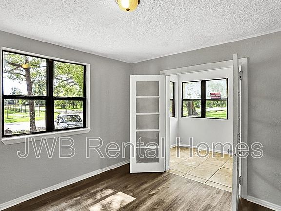 4th image of 2744 Broadway Ave