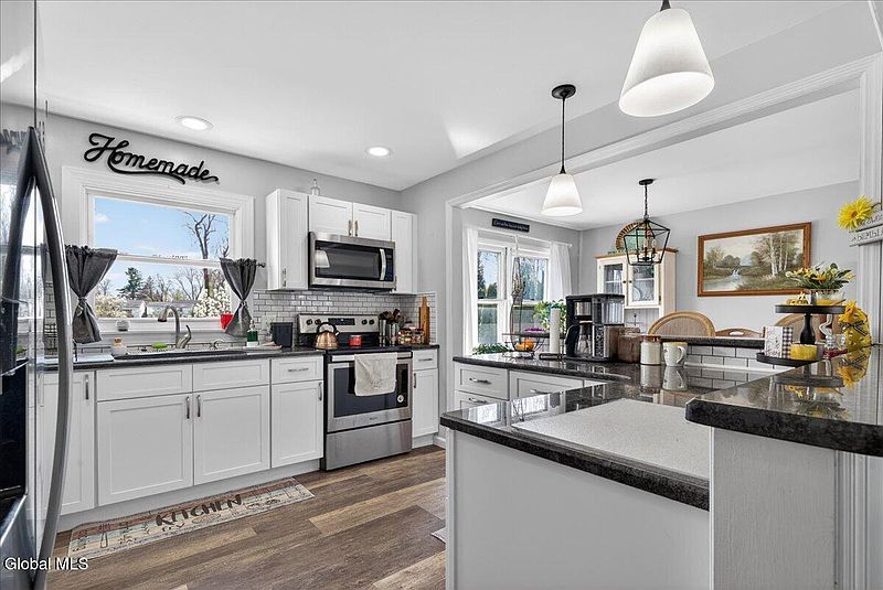 4th image of 2158 Robinwood Avenue